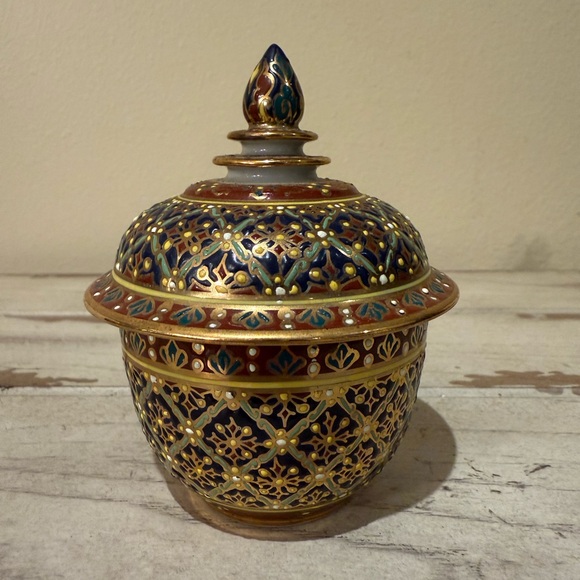 Hand Painted Pipatana Benjarong Lidded Jar 18K Gold - Picture 1 of 6